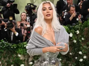 MET Gala 2024: Kim Kardashian é criticada por suéter em look e explica a real razão da peça; assista