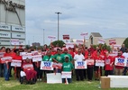 Trabalhadores sindicalizados da Apple Penn Square fazem protesto - Protesto na Apple Penn Square