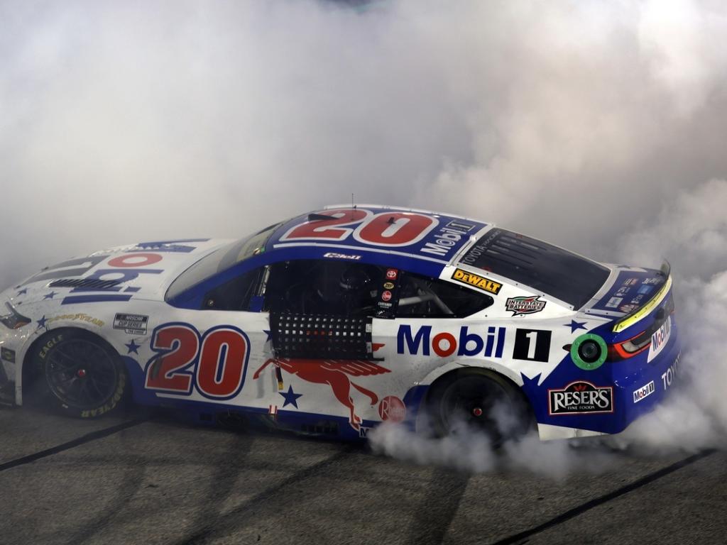 NASCAR Cup: Bell supera Larson no final e vence em Darlington - undefined