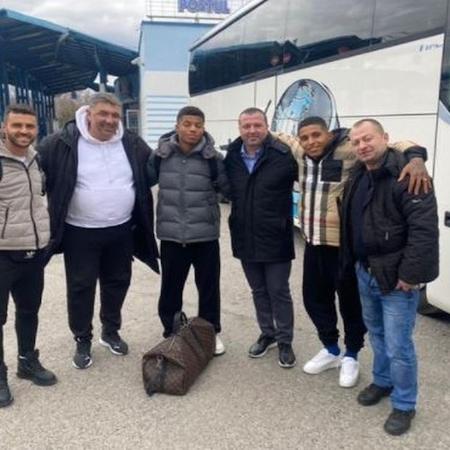 Jogadores brasileiros do Shakhtar e do Dínamo cruzam a fronteira e deixam a Ucrânia  - twitter.com/tariqpanja/