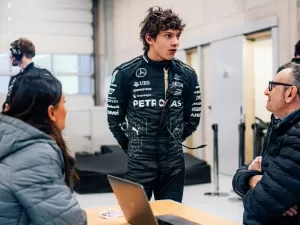 F1: Kimi Antonelli não quer ser visto como 'substituto' de Hamilton na Mercedes