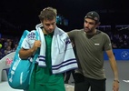 Cobolli abandona por lesão e é amparado por Berrettini em Viena