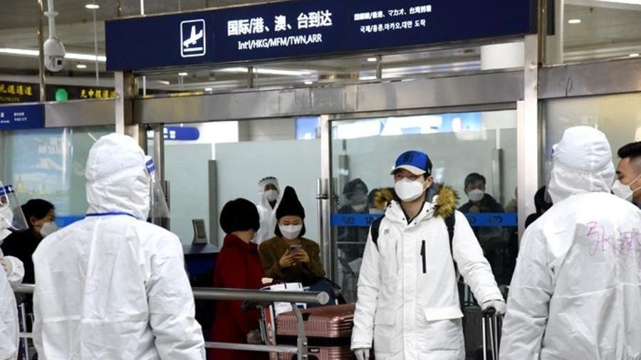 Passageiros no aeroporto de Pequim - Xinhua