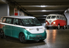 Passado, presente e futuro em 70 anos da VW no Brasil - ID.Buzz e Kombi (Foto: Divulgação/VW)
