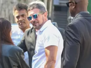 Antonio Banderas surpreende moradores do Vidigal com visita inesperada