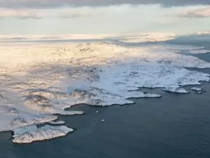 Descoberta sobre o gelo da Groenlândia liga alerta global, diz estudo