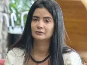 A Fazenda 16: Vanessa chora, assume paixão por Sidney e leva fora do ator