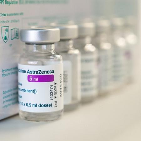Imagem mostra frascos de vacinas - Getty Images