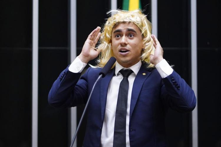 Deputado Nikolas Ferreira (PL-MG) coloca peruca e faz um discurso preconceituoso e transfóbico contra colegas no Dia Internacional da Mulher