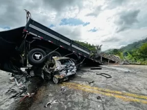 Acidente com carro, ônibus e caminhão deixa ao menos 22 mortos em Teófilo Otoni (MG) 