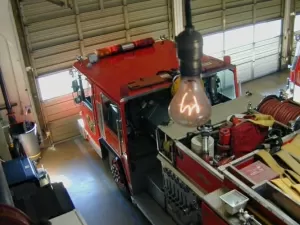 A luz que não se apaga: lâmpada centenária deve ter mais 100 anos pela frente