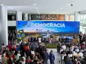 Com desfalques, ato de defesa da democracia relembra ataques de 8 de janeiro