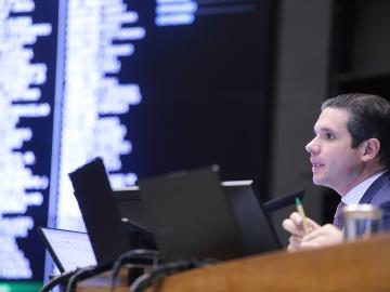 Após fraudes, Câmara aprova projeto que veta desconto em benefícios do INSS