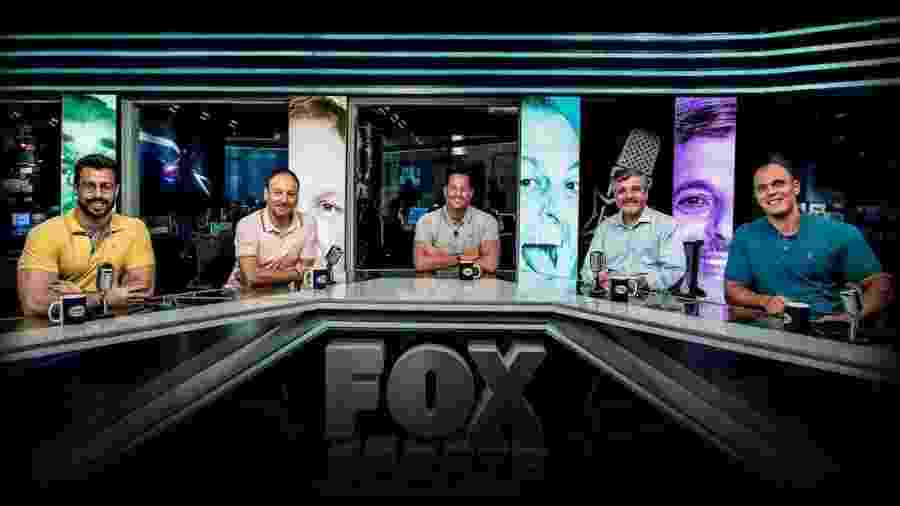 Equipe do Fox Sports Rádio em foto de 2019: Faccicani (e), Flávio Gomes, Benja (c), Paschoal e Mano (d) - Divulgação/Fox Sports Rádio