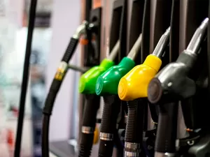 Petrobras segura preço da gasolina; crise do governo Dilma pode se repetir?