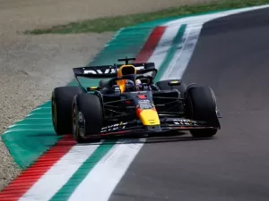 F1: Verstappen sofre no fim, mas contorna problemas e vence o GP da Emilia Romagna em Ímola, com Norris em segundo