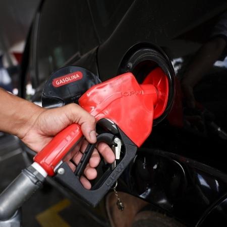 Governo segura preço do combustível em maio a choque internacional do petróleo 