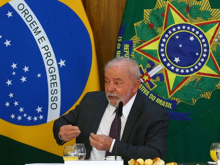 Lula sobe salário e corta imposto de trabalhadores. Falta taxar super-rico