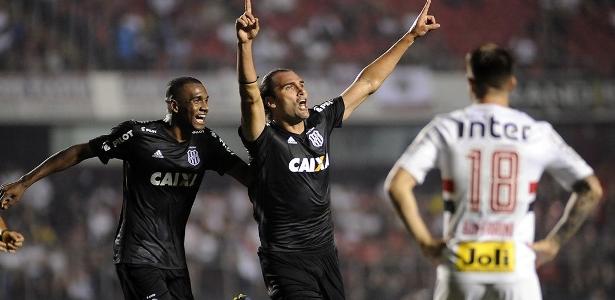 Léo Gamalho já soma dois gols em três jogos com a camisa da Ponte Preta - Alan Morici/Framephoto/Estadão Conteúdo