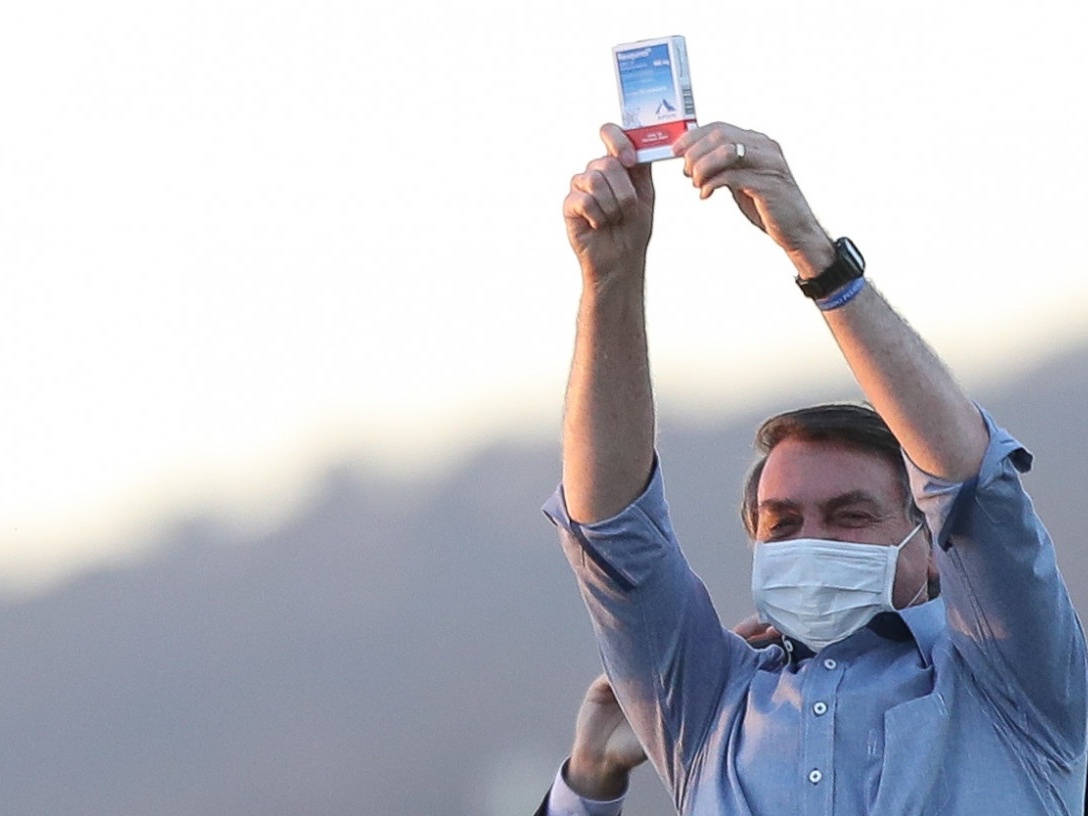 OMS e cientistas enterram cloroquina, e Bolsonaro busca novo "milagre"