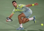 Djokovic sofre, mas bate tcheco e avança em Dubai; Melo eliminado - (Sem crédito)