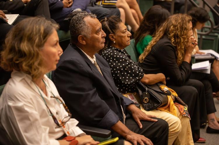 Fernanda Chaves com o pai, a mãe e a viúva de Marielle Franco