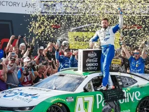 NASCAR: Stenhouse Jr. vence prova dramática de Talladega em chegada insana