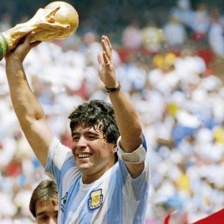 Diego Maradona chegou a negociar com dois clubes brasileiros (Palmeiras e Santos)