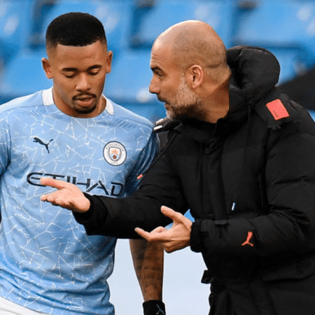 Gabriel Jesus com Guardiola antes de entrar em campo - GettyImages