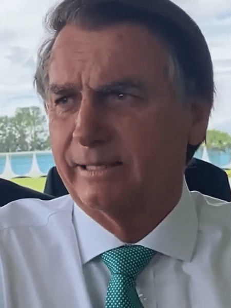 Presidente Jair Bolsonaro conversa com eleitores no cercadinho do Palácio da Alvorada 