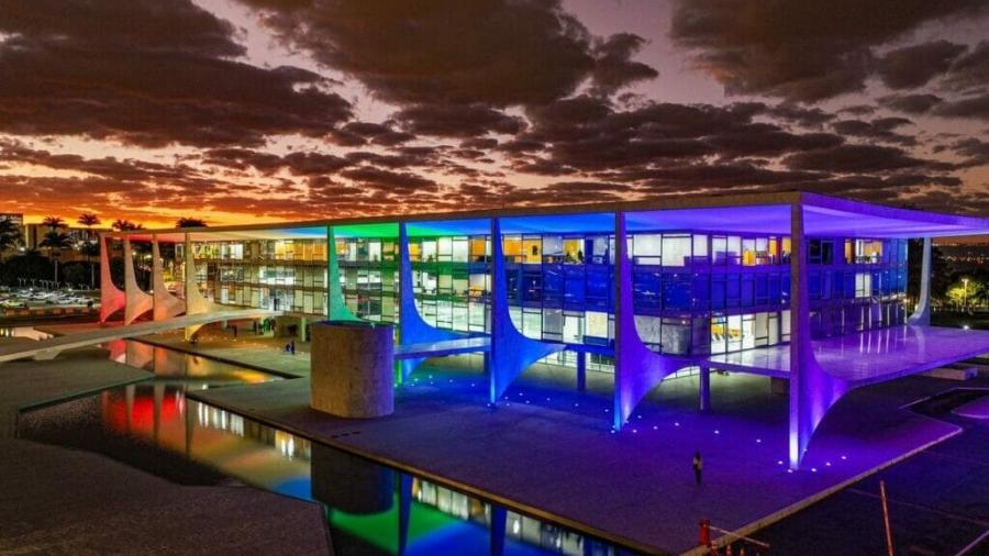 Palácio do Planalto arco-íris foi pedido de coletivo LGBT