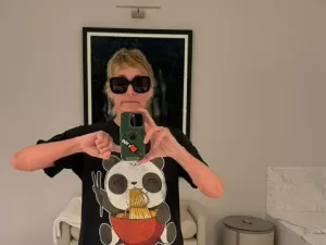 Sharon Stone surge com olho roxo em rede social e assusta seguidores