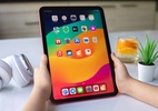 Como ativar ou desativar os botões de volume dinâmico no iPad - Criança segurando um iPad