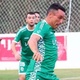 Bautista troca raquete por chuteiras e marca dois gols na estreia