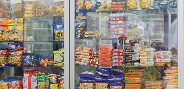 Vitrine com alimentos ultraprocessados