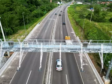 Pedágio pago à distância? Vídeo com cartão de crédito confunde motoristas