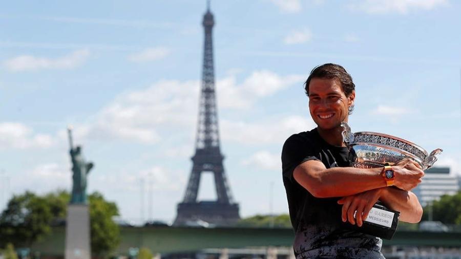 Nadal exibe a taça de Roland Garros que conquistou - Gonzalo Fuentes/Reuters