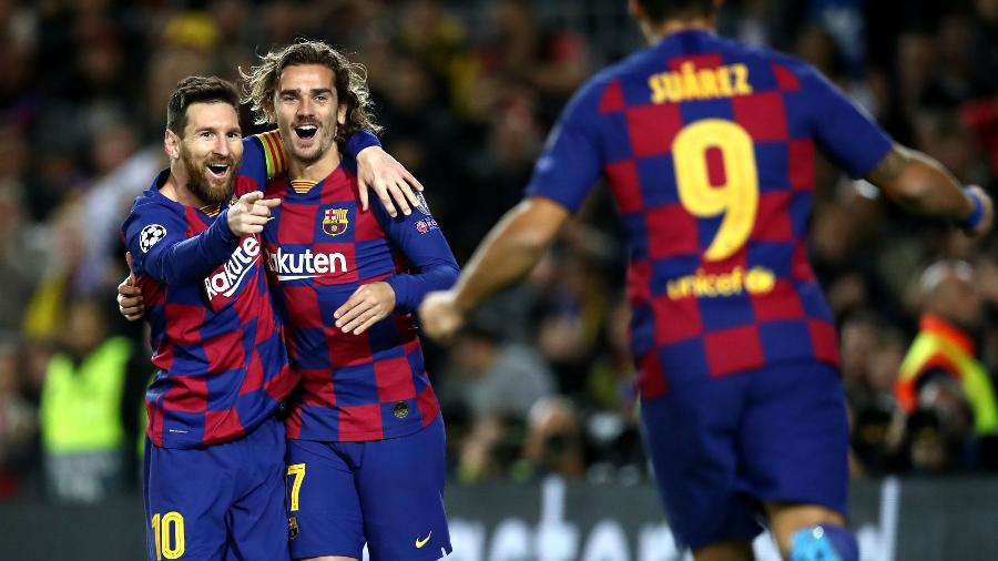 Lionel Messi comemora gol do Barcelona com Griezmann e Luis Suárez - Maja Hitij/Getty Images
