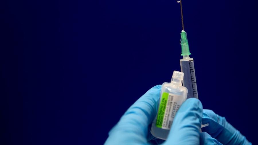 Órgão dos EUA autoriza uso emergencial de vacina da Pfizer contra COVID-19 - Uma dose da vacina Pfizer / BioNTech sendo preparada para uso. Foto: Victoria Jones / AFP (Getty Images)