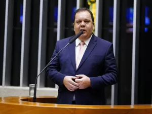 Elmar Nascimento mantém campanha e desafia Motta para debate público