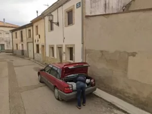 Homem é preso após ser flagrado pelo Google Street View colocando corpo em porta-malas de carro na Espanha