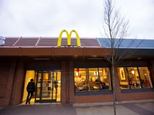 Ações do McDonald's caem após sanduíche ser relacionado a infecções nos EUA