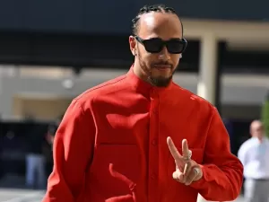 F1: Hamilton posta no LinkedIn sobre ida à Ferrari e usa palavra em italiano