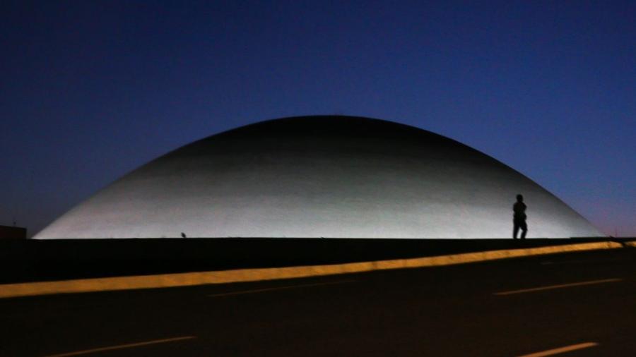                                  A cúpula menor, voltada para baixo, abriga o Plenário do Senado Federal.                              -                                 Marcello Casal JrAgência Brasil                            