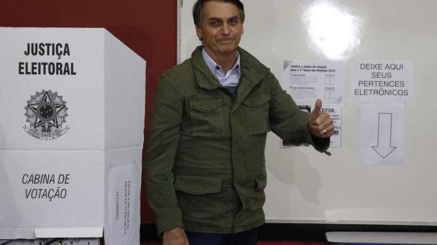 Bolsonaro ao lado da urna eletrônica na votação do segundo turno da eleição presidencial de 2018  - Tania Rego/ABr