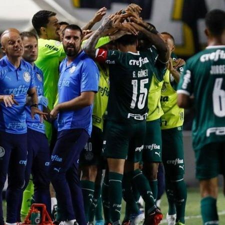Jogadores do Palmeiras reunidos com a comissão técnica depois do gol pelo Brasileirão - GettyImages