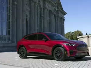 Ford repagina e melhora preço do novo Mustang Mach-E