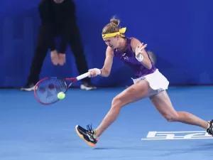 Bouzkova supera jogo duro em estreia na China