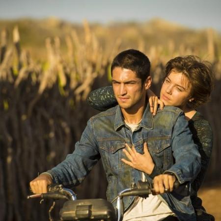			Maria (Alice Wegman) e Hermano (Gabriel Leone) conseguem sair de Lajedo dos Anjos antes da chegada de Plínio (Enrique Diaz) - Foto: TV Globo/ Estevam Avellar		 - 			Maria (Alice Wegman) e Hermano (Gabriel Leone) conseguem sair de Lajedo dos Anjos antes da chegada de Plínio (Enrique Diaz) - Foto: TV Globo/ Estevam Avellar		 - 			Maria (Alice Wegman) e Hermano (Gabriel Leone) conseguem sair de Lajedo dos Anjos antes da chegada de Plínio (Enrique Diaz) - Foto: TV Globo/ Estevam Avellar		