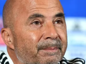 Jorge Sampaoli volta à Argentina com frieza e insultos